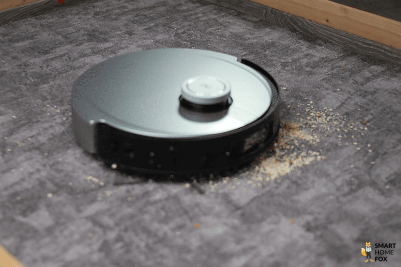 Ecovacs Deebot X1 OMNI cleans a carpet in the test